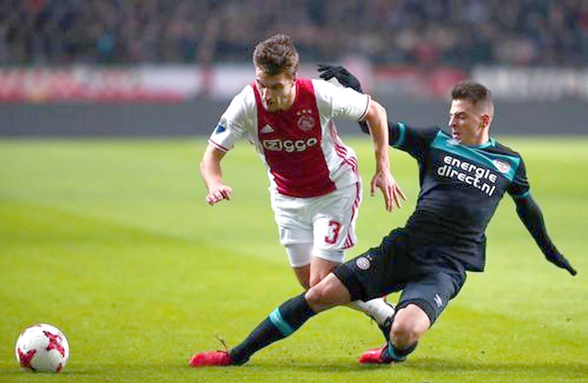 荷甲赛程吃紧,拜仁慕尼黑今夜门线救险,底气十足,轮换策略成焦点 荷甲赛程吃紧,拜仁慕尼黑今夜门线救险,底气十足,轮换策略成焦点