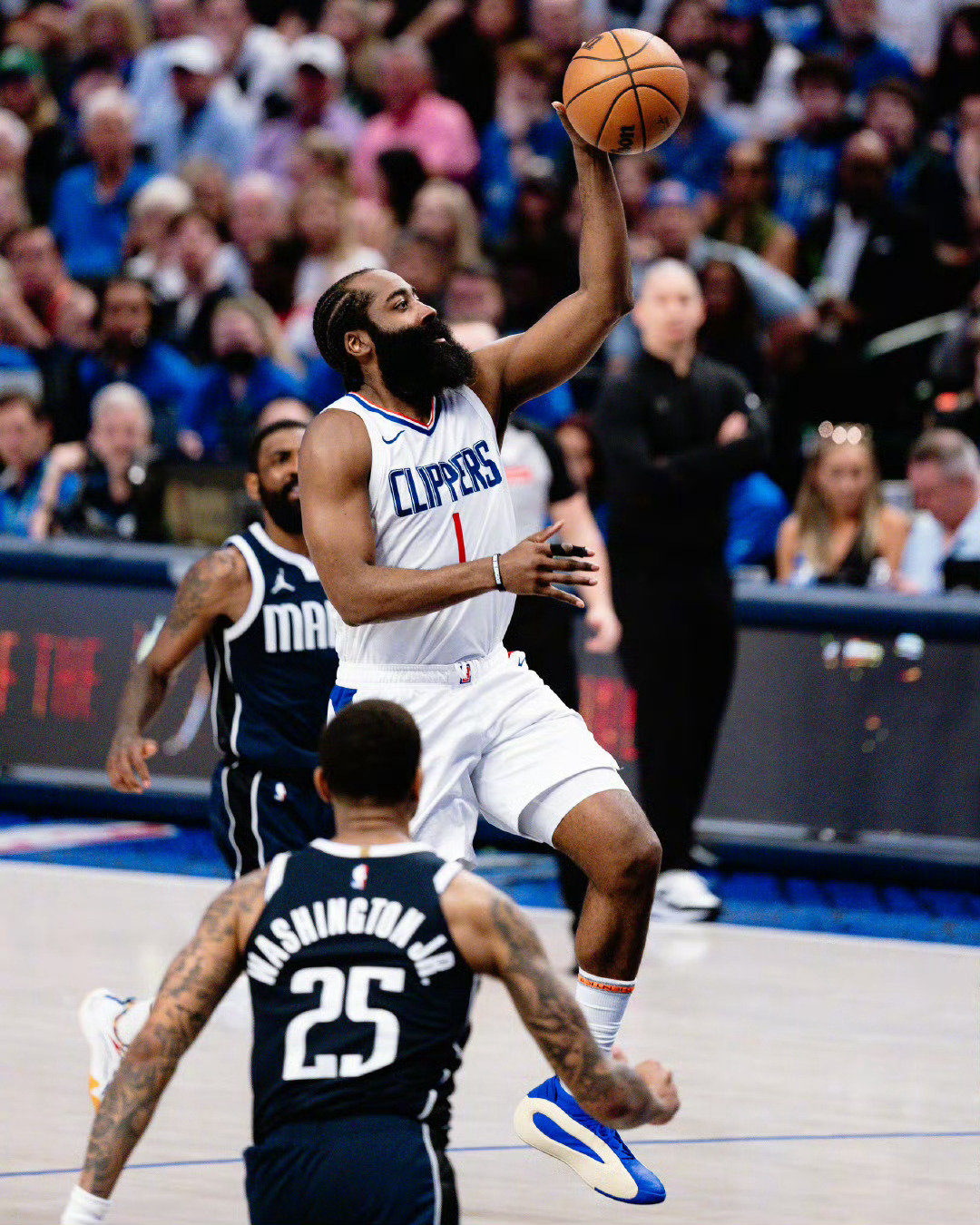 洛杉矶快船迎荷甲关键赛，冲刺阶段回应争议，态度坚定，资深球员宣示担当(洛杉矶快船最新交易)