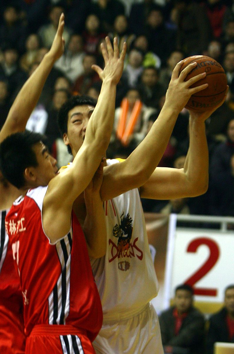 风云突变！山东男篮关键时刻内部沟通，荷甲版图或变，管理层满意，训练强度明显提升的简单介绍