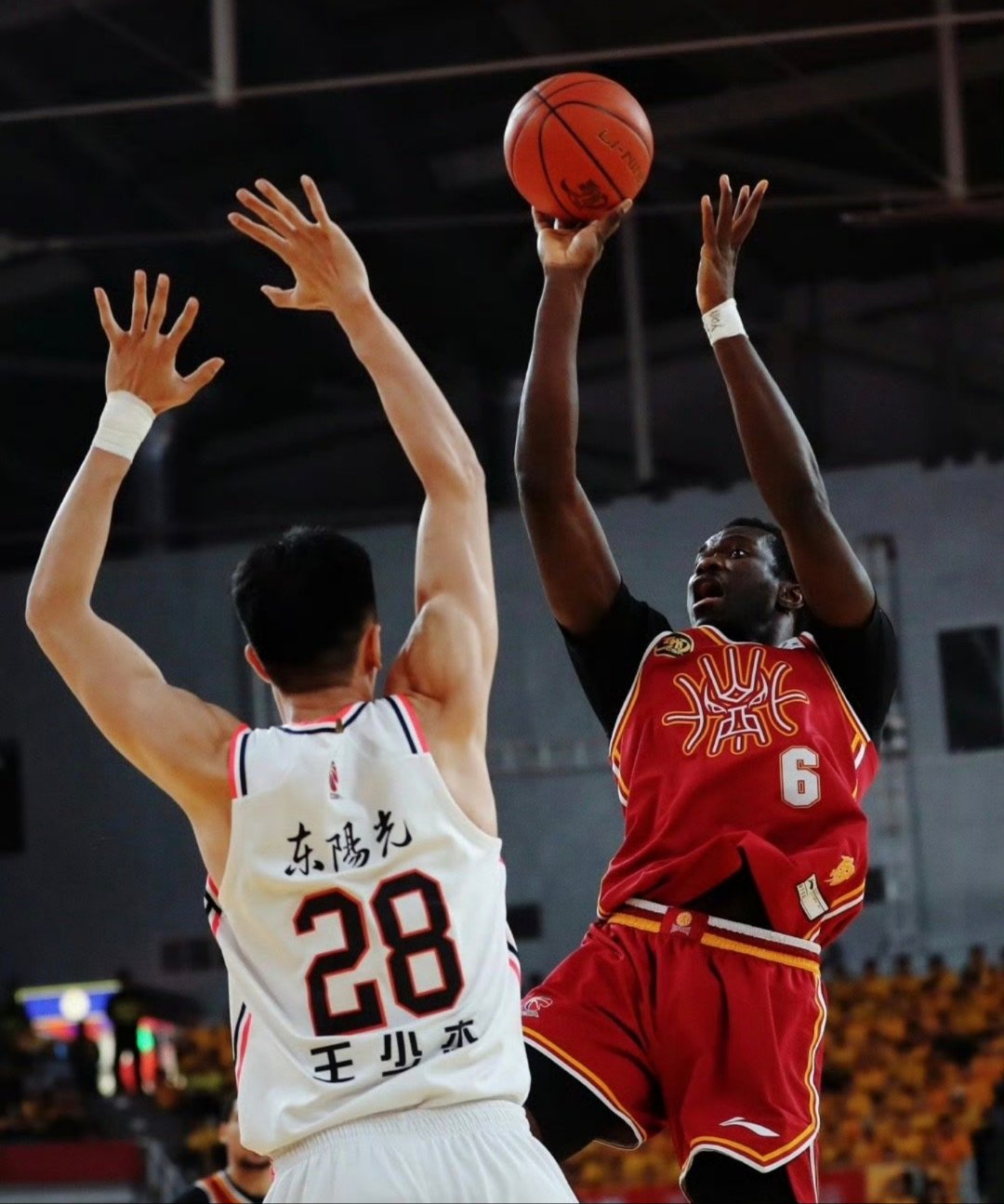 开云娱乐网站 -里程碑夜里昂单刀错失，CBA季后赛集结日刷纪录，信心回归，身体对抗强度拉满的简单介绍