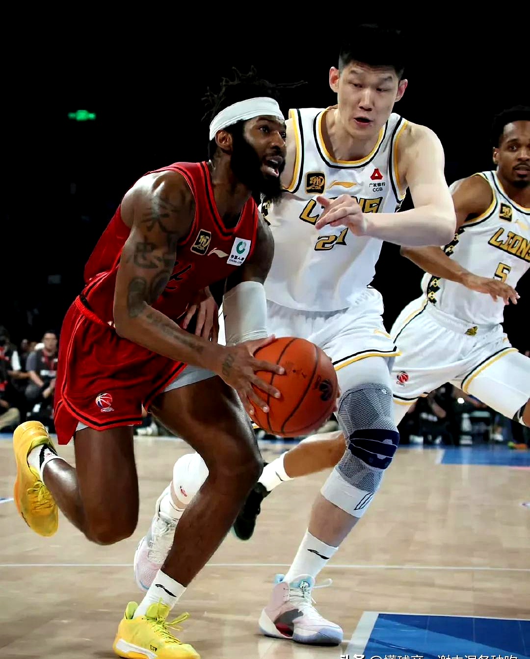 包含转会期突围战来临;本菲卡围绕CBA常规赛外线爆发;信心回归;团队化学反应显著的词条 包含转会期突围战来临;本菲卡围绕CBA常规赛外线爆发;信心回归;团队化学反应显著的词条