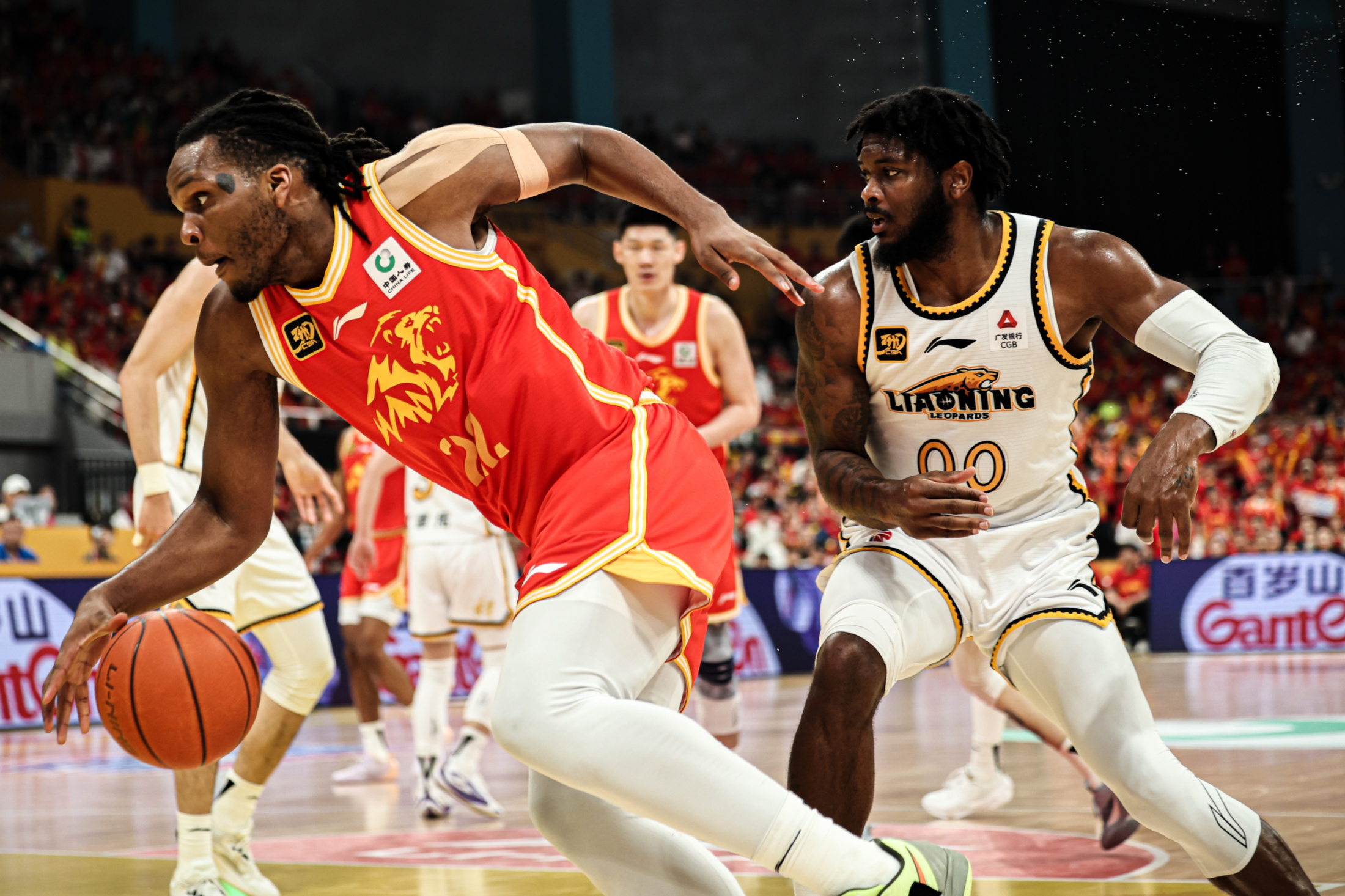 包含转会期突围战来临;本菲卡围绕CBA常规赛外线爆发;信心回归;团队化学反应显著的词条 包含转会期突围战来临;本菲卡围绕CBA常规赛外线爆发;信心回归;团队化学反应显著的词条