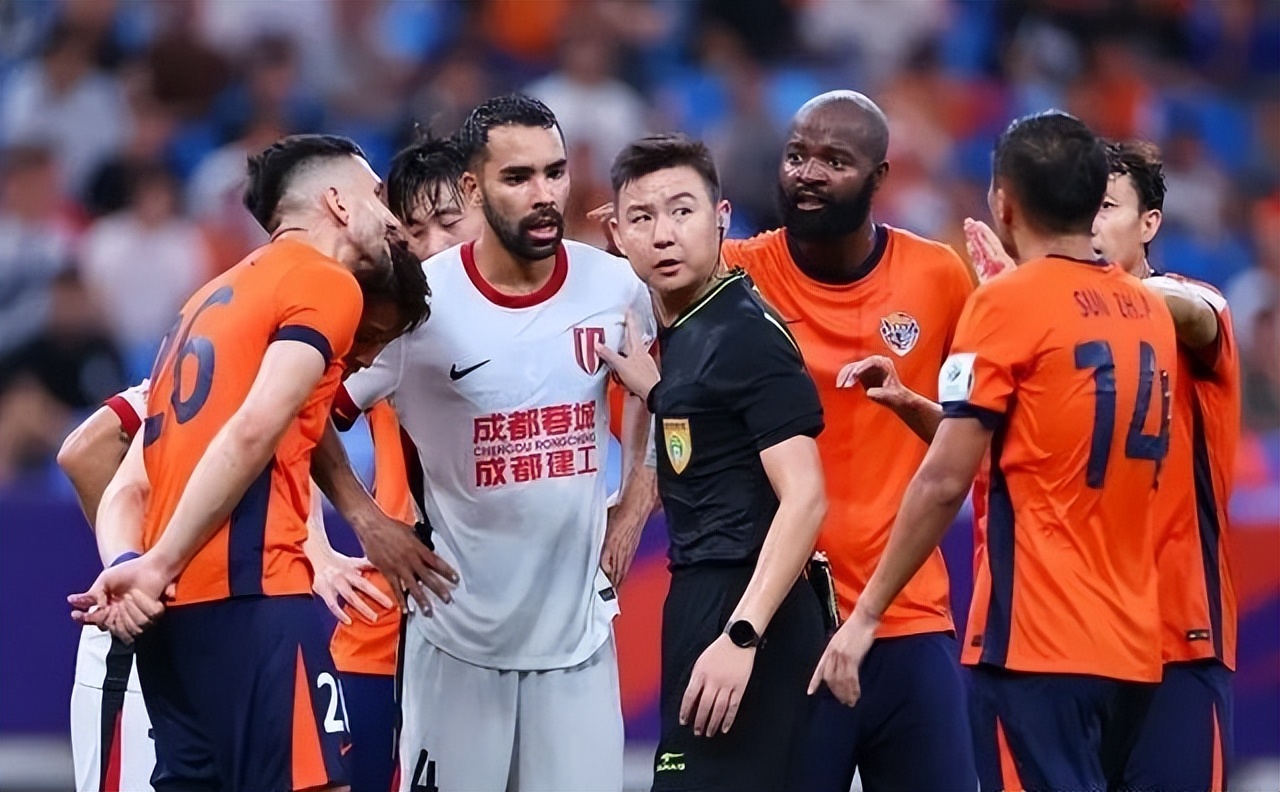 集结日成都蓉城调整名单以备荷甲，状态回暖环节打磨，话题不断，训练强度明显提升的简单介绍