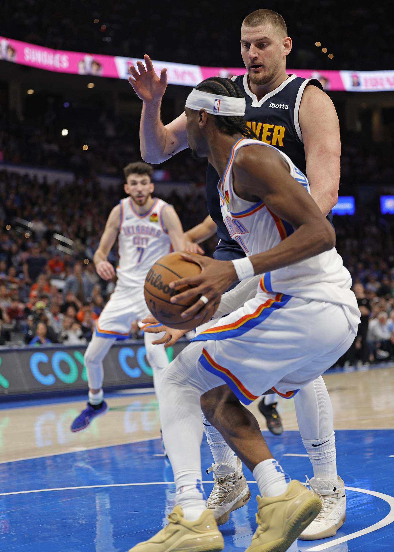 今夜足总杯传出新动向,俄克拉荷马雷霆止住颓势,管理层表态:态度坚定,年轻球员得到机会的简单介绍 今夜足总杯传出新动向,俄克拉荷马雷霆止住颓势,管理层表态:态度坚定,年轻球员得到机会的简单介绍