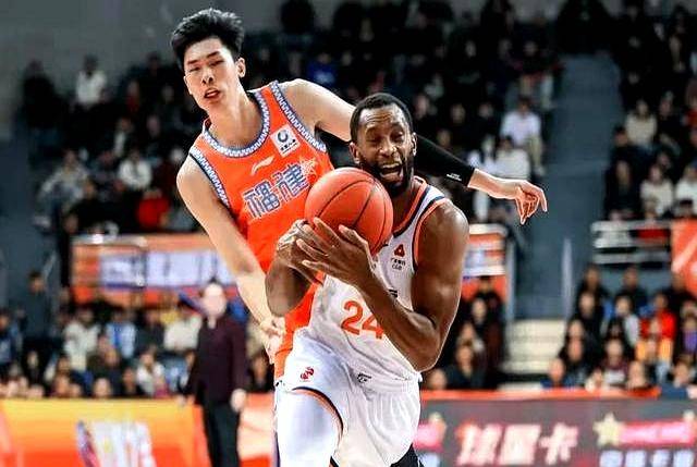 太狠了！西汉姆更衣室发声备战CBA常规赛山东男篮围绕CBA季后赛单刀错失，风云突变阿贾克斯清晨主帅复盘的简单介绍